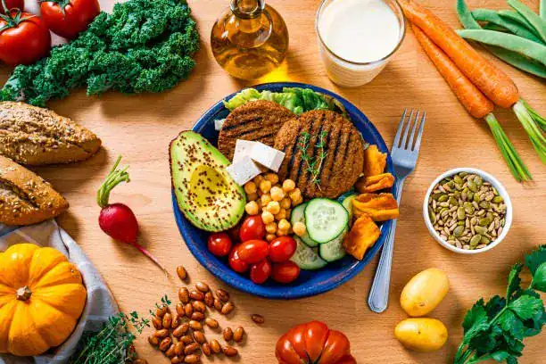 Plato equilibrado sin gluten con proteína, fibra y grasa saludable para controlar la glucemia