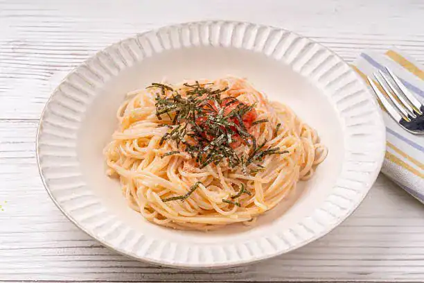 Pasta de arroz integral sin gluten servida en un bowl, suelta y al dente